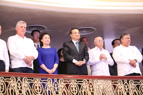 总理及夫人欣赏表演 总理及夫人欣赏表演