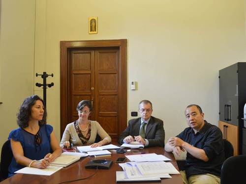 圣心孔院中方院长郁有学(右一)介绍孔院的成就与发展 圣心孔院中方院长郁有学(右一)介绍孔院的成就与发展