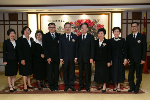 学员代表与宁大使合影 学员代表与宁大使合影