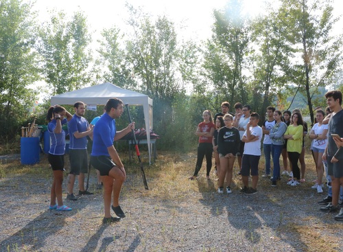 1学生接受当地龙舟队选手的教学 1学生接受当地龙舟队选手的教学