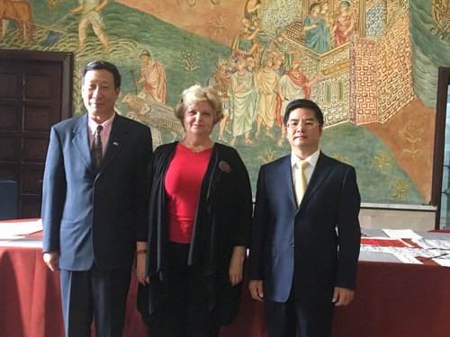 与总领事梁才德先生合影 与总领事梁才德先生合影