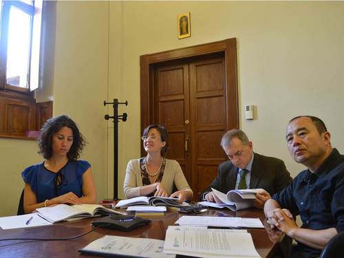 圣心孔院意方院长竺易安(左二)回答北京语言大学李宇明书记提问 圣心孔院意方院长竺易安(左二)回答北京语言大学李宇明书记提问