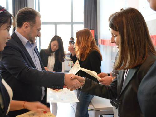 评委会主席马克为孔夏曦老师(右一)颁奖 评委会主席马克为孔夏曦老师(右一)颁奖