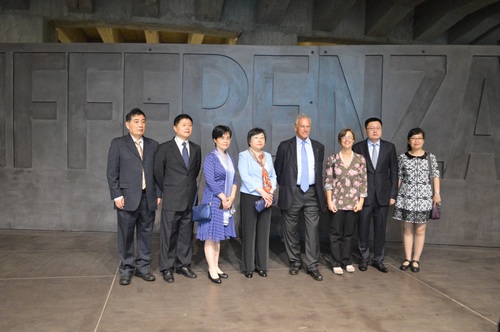 4主办方与嘉宾合影留念 4主办方与嘉宾合影留念