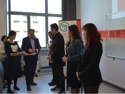 评委会主席马克为圣心孔院吴霄岳老师(右三)颁奖 评委会主席马克为圣心孔院吴霄岳老师(右三)颁奖