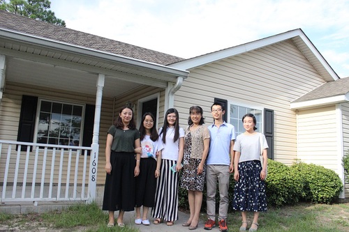 汉办官员视察孔子课堂4 和志愿者教师合影 汉办官员视察孔子课堂4 和志愿者教师合影