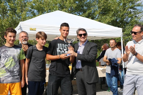 4当地政府官员为冠军队伍颁奖 4当地政府官员为冠军队伍颁奖