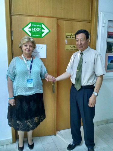 锡比乌孔子学院院长宋少峰先生和康斯坦察孔子课堂外方负责人金玉兰女士合影 锡比乌孔子学院院长宋少峰先生和康斯坦察孔子课堂外方负责人金玉兰女士合影