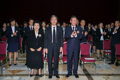 宁赋魁大使(中)与理事长洪百川博士(右)、名誉顾问丘陈淑卿博士(左)合影 宁赋魁大使(中)与理事长洪百川博士(右)、名誉顾问丘陈淑卿博士(左)合影