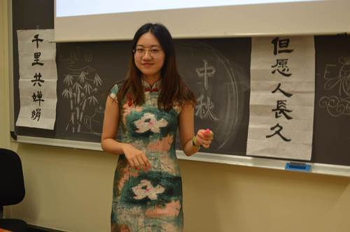 1陈洋用流利的中英双语,进行了中秋文化的介绍. 1陈洋用流利的中英双语,进行了中秋文化的介绍.