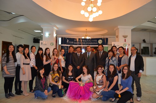 崔希亮校长一行和锡比乌孔子学院师生合影 崔希亮校长一行和锡比乌孔子学院师生合影