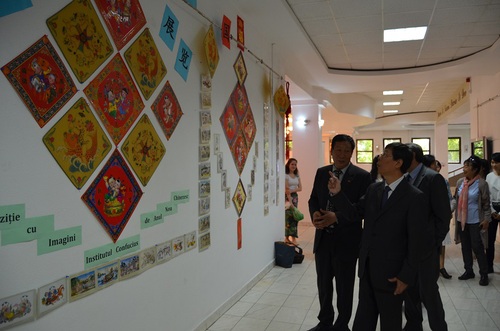 崔希亮校长参观锡比乌孔子学院 崔希亮校长参观锡比乌孔子学院