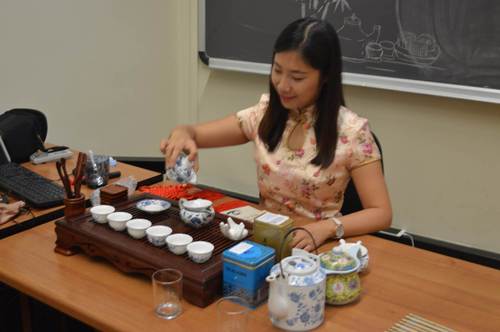 4马岚进行茶艺表演,邀请大家共品香茗 4马岚进行茶艺表演,邀请大家共品香茗