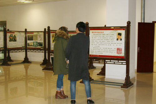 留学生对香山文化展产生兴趣 留学生对香山文化展产生兴趣