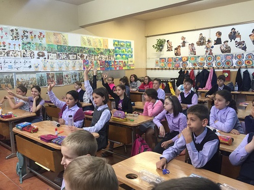 学生踊跃回答问题 学生踊跃回答问题