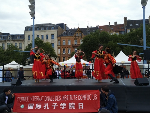 梅兹市中心广场演出 新疆舞掀起你的盖头来 梅兹市中心广场演出 新疆舞掀起你的盖头来