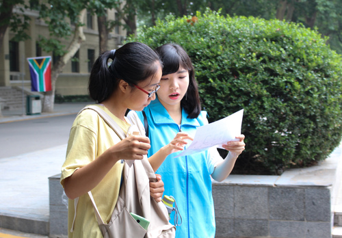 3 志愿者在校园内服务新生 3 志愿者在校园内服务新生