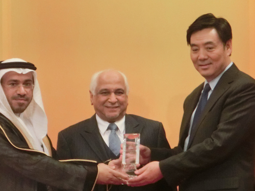 沙特大使和沃诗米秘书长向翟隽副部长颁发纪念奖牌 沙特大使和沃诗米秘书长向翟隽副部长颁发纪念奖牌