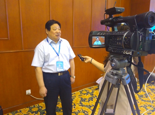 接受媒体采访 接受媒体采访