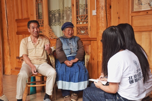 3 与纳西族老奶奶亲切交谈 3 与纳西族老奶奶亲切交谈