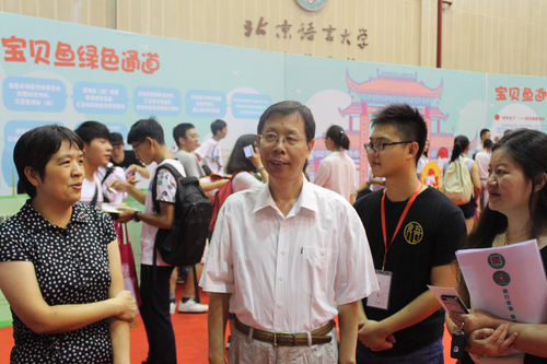 1 崔希亮校长和刘伟副书记慰问校团委工作人员 1 崔希亮校长和刘伟副书记慰问校团委工作人员