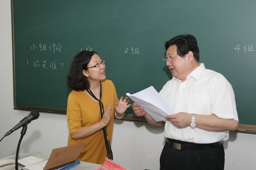 2李书记与任课老师交流 2李书记与任课老师交流