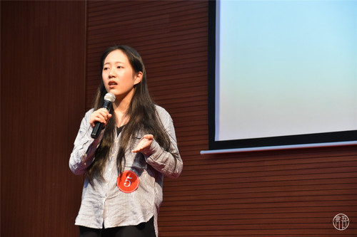 3 本次比赛中荣获一等奖的周诗涵同学正在进行演讲 3 本次比赛中荣获一等奖的周诗涵同学正在进行演讲