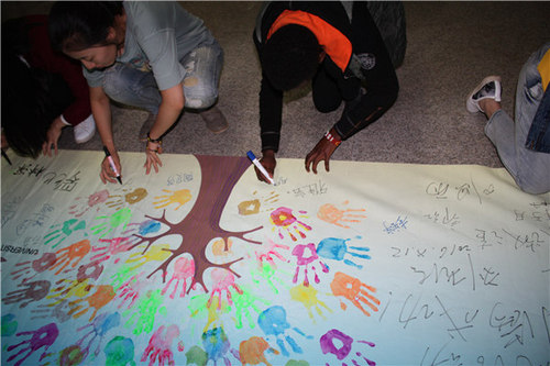 肯尼亚结业式上中非青年在长卷上签名 肯尼亚结业式上中非青年在长卷上签名