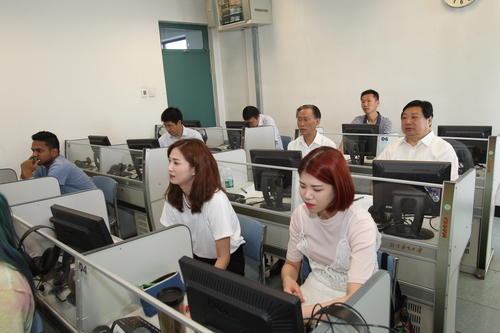 李书记与留学生一同听课 李书记与留学生一同听课