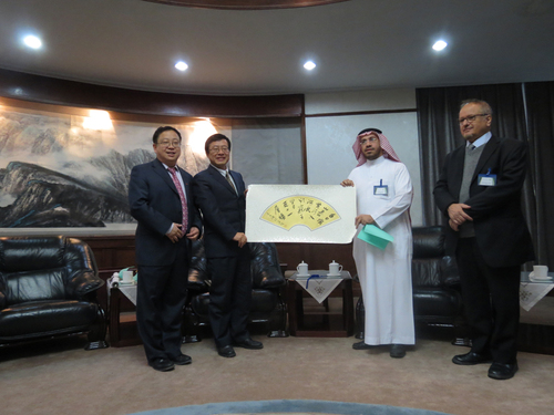 向代表团赠送书法作品 向代表团赠送书法作品