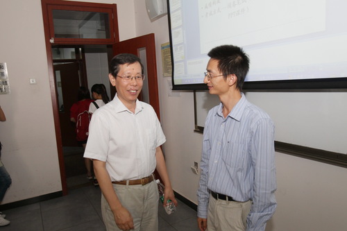 崔校长与任课老师交流 崔校长与任课老师交流