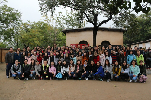 全体党员在中共七届二中全会会址前合影 全体党员在中共七届二中全会会址前合影