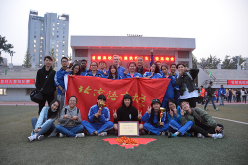 教练张泽凯及运动员记者团合影 教练张泽凯及运动员记者团合影