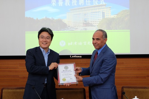 为艾哈迈德先生颁发聘书 为艾哈迈德先生颁发聘书