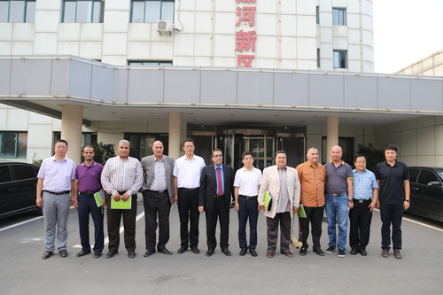 4.努尔校长一行同当地政府官员及中方参会人员合影 4.努尔校长一行同当地政府官员及中方参会人员合影