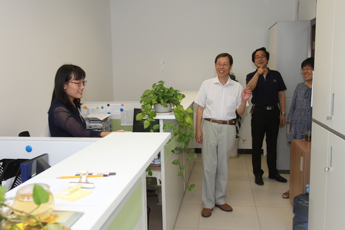 崔校长参观外国语学部教师办公室 崔校长参观外国语学部教师办公室