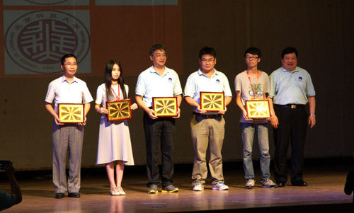 2.李书记颁发优秀组织奖 2.李书记颁发优秀组织奖