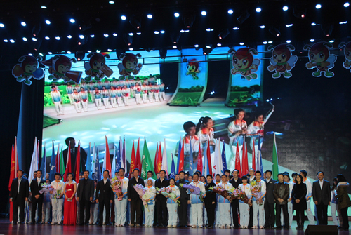 北京市相关领导与优秀志愿者合影 北京市相关领导与优秀志愿者合影