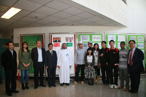 沃诗米秘书长和书法比赛获奖者合影 沃诗米秘书长和书法比赛获奖者合影