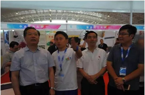 中国国际贸易促进委员会王锦珍副会长参观我校展台 中国国际贸易促进委员会王锦珍副会长参观我校展台