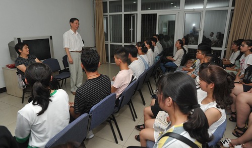 2-校领导慰问贫困生代表 2-校领导慰问贫困生代表