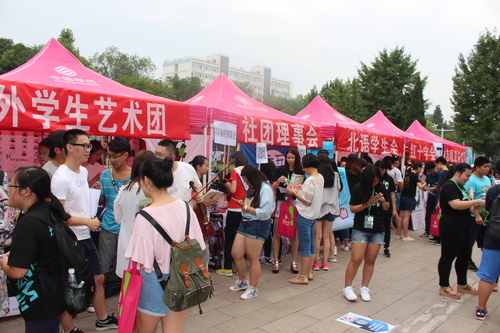 4 学生组织宣传展台吸引了新生关注 4 学生组织宣传展台吸引了新生关注