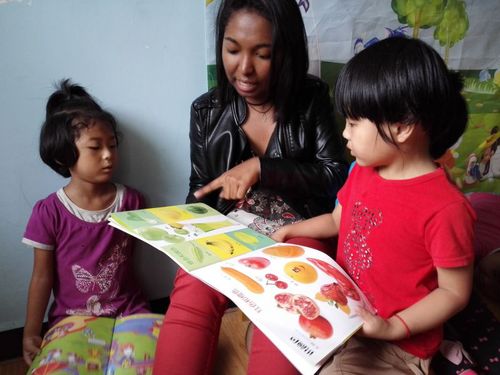 6 马达加斯加的余赛亚与孩子们在一起 6 马达加斯加的余赛亚与孩子们在一起