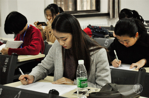 2同学们认真答题 2同学们认真答题