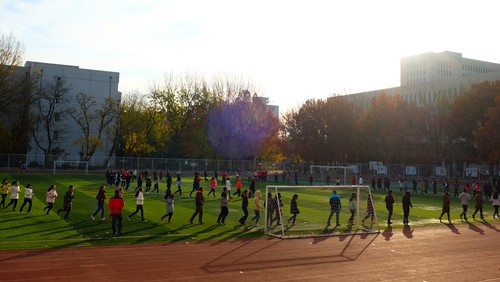 1 团校学员进行热身运动 1 团校学员进行热身运动