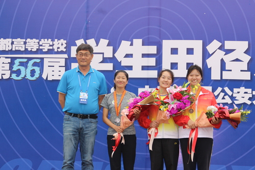 5张蓉获400米第一名,曾银霞获 第三名 5张蓉获400米第一名,曾银霞获 第三名