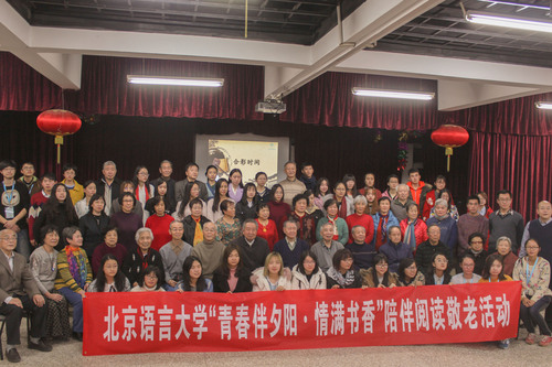 7志愿者与老人合影 7志愿者与老人合影