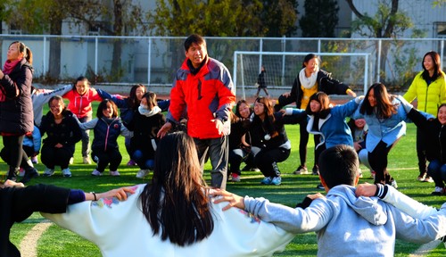 2 素拓教练在告诉学员游戏要领 2 素拓教练在告诉学员游戏要领