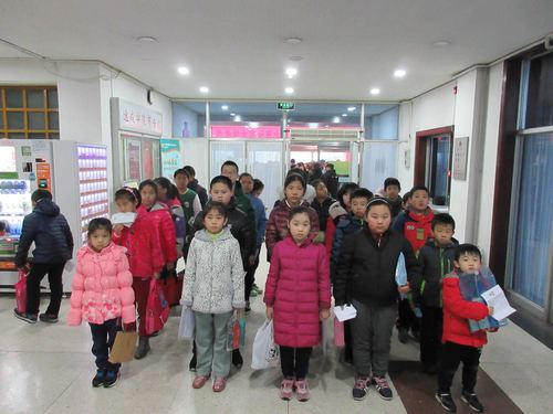 cyle考生排队有序的准备进入考场 cyle考生排队有序的准备进入考场