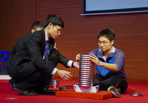 参赛选手逐量添加重物 参赛选手逐量添加重物